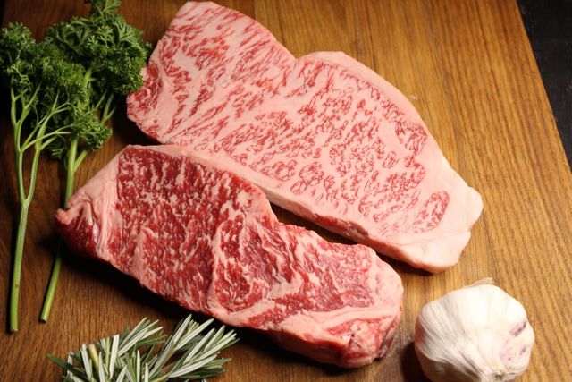 Từ món thịt bình dân của Nhật Bản, bò Wagyu đã trở thành loại thịt đắt đỏ ngang ngửa siêu xe như thế nào? - Ảnh 1. Từ món thịt bình dân của Nhật Bản, bò Wagyu đã trở thành loại thịt đắt đỏ ngang ngửa siêu xe như thế nào? - Ảnh 1.