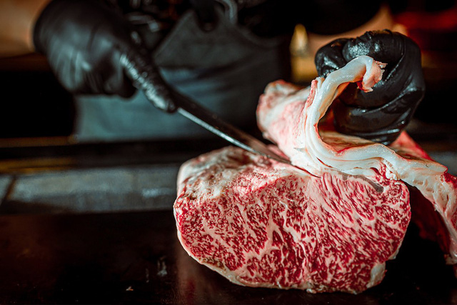 Từ món thịt bình dân của Nhật Bản, bò Wagyu đã trở thành loại thịt đắt đỏ ngang ngửa siêu xe như thế nào? - Ảnh 4. Từ món thịt bình dân của Nhật Bản, bò Wagyu đã trở thành loại thịt đắt đỏ ngang ngửa siêu xe như thế nào? - Ảnh 4.