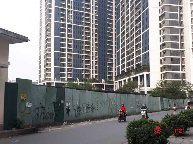 Hà Nội: Những dự án om đất vàng, để cỏ mọc um tùm sau những tấm tôn quây kín - Ảnh 2. Hà Nội: Những dự án om đất vàng, để cỏ mọc um tùm sau những tấm tôn quây kín - Ảnh 2.