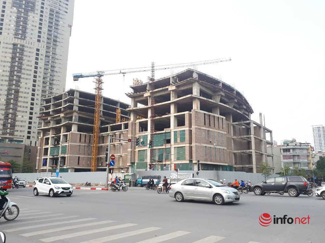 Hà Nội: Những dự án om đất vàng, để cỏ mọc um tùm sau những tấm tôn quây kín - Ảnh 7. Hà Nội: Những dự án om đất vàng, để cỏ mọc um tùm sau những tấm tôn quây kín - Ảnh 7.