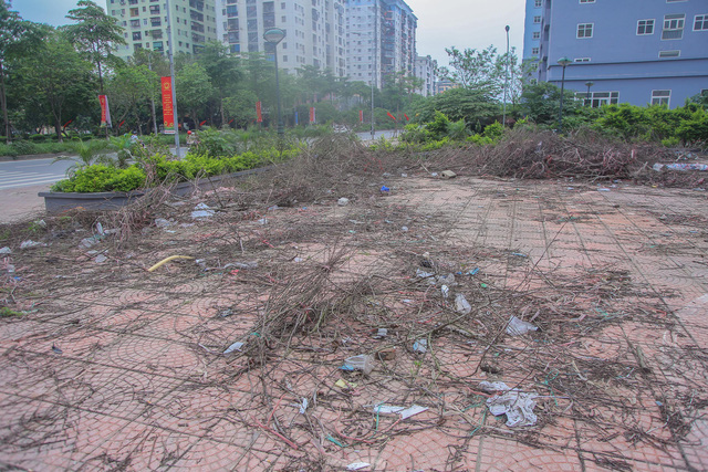 Khu chung cư tọa lạc vị trí đắc địa ở Hà Nội thành nơi tập kết rác  - Ảnh 6.  Khu chung cư tọa lạc vị trí đắc địa ở Hà Nội thành nơi tập kết rác  - Ảnh 6.
