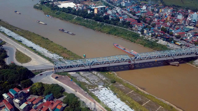 Cận cảnh cầu Đuống xuống cấp trầm trọng, Hà Nội đề xuất gần 1.800 tỷ xây dựng cầu mới - Ảnh 1.
