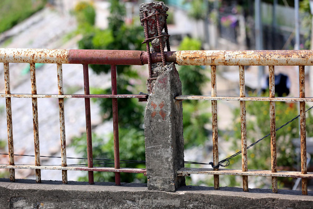 Cận cảnh cầu Đuống xuống cấp trầm trọng, Hà Nội đề xuất gần 1.800 tỷ xây dựng cầu mới - Ảnh 8.